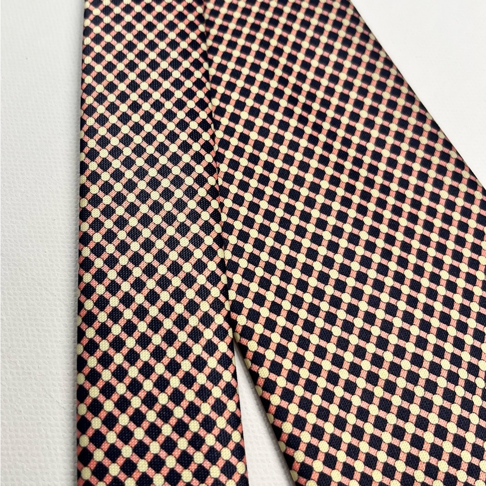 Elegant 100% Silk Black and Cream Patterned Tie